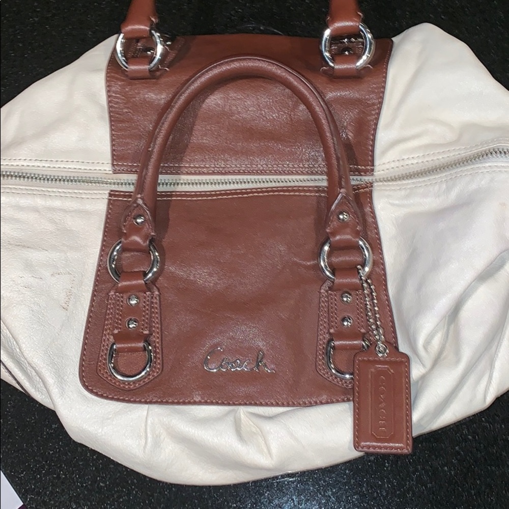 Allover leather Coach duffle-style purse! 👜🧳